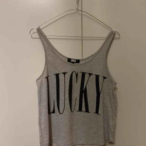 Topp - Tops i storlek s, fin skick, finns i Odenplan Stockholm, kan skicka via post 