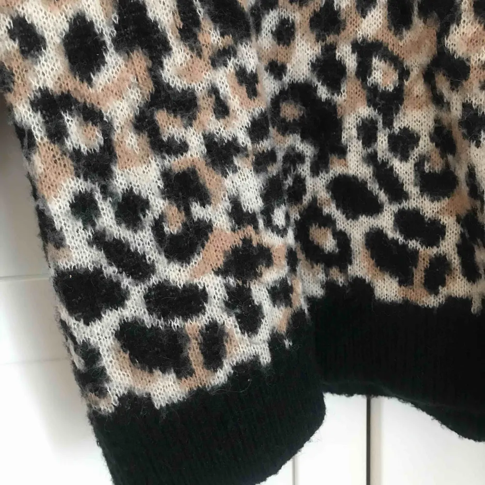 Stickad tröja med leopardmönster.   Använd väldigt lite. Köparen står för eventuell frakt.. Tröjor & Koftor.