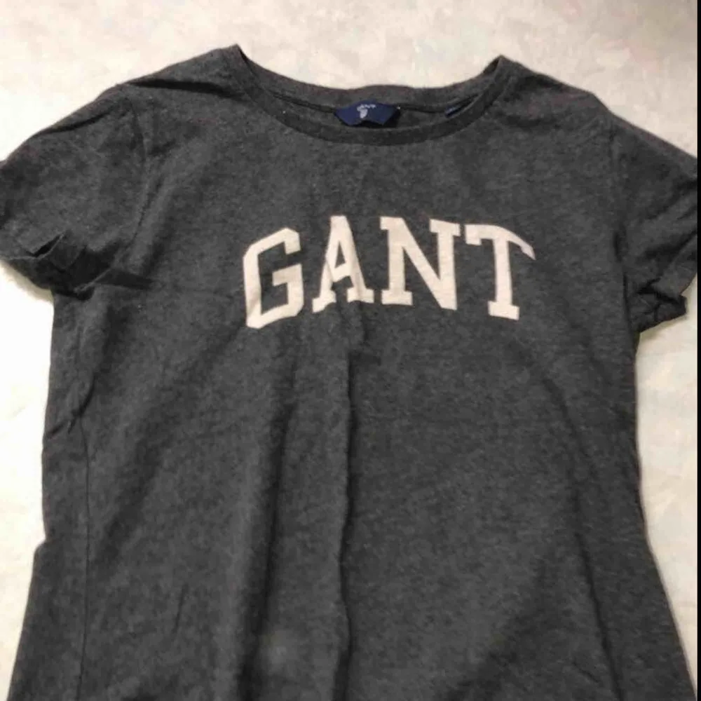 En skitsnygg mörkgrå GANT t-shirt i strl XS. Används inte längre och väljer därför att sälja den. *Frakt ingår*. T-shirts.