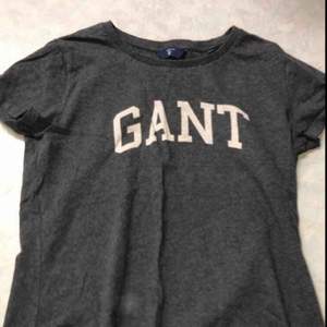 En skitsnygg mörkgrå GANT t-shirt i strl XS. Används inte längre och väljer därför att sälja den. *Frakt ingår*