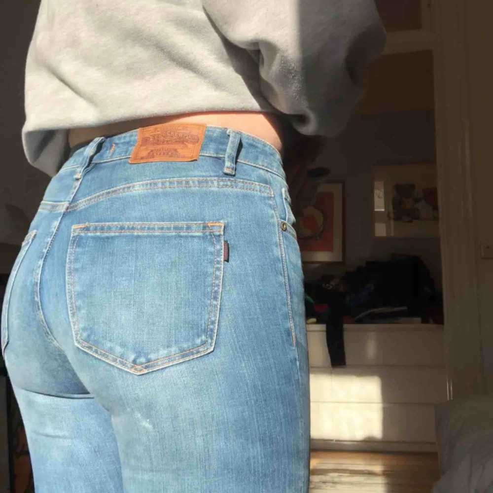 Säljer mina pow high jeans från crocker. Köpta på JC och sparsamt använda💕 den vita fläcken på bilden är mindre nu efter att jag tvättat dom💛  Möts upp i Stockholm annars tillkommer extra frakt . Jeans & Byxor.