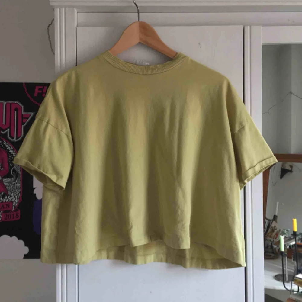 Lime-grön, kort T-shirt! Sparsamt använd och extremt skönt material.  Köpt för längesedan på WEEKDAY. T-shirts.