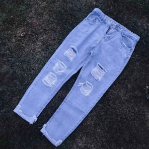  - Säljer mina byxor pga att de var försmå, de är inte använda utan bara testade! Mycket fint skick! Det finns INGEN stretch i byxorna. - frakten ligger på 50 kr - Tar Swish