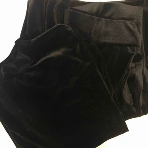  - Velor set med vida byxor och matchande tröja med vida ärmar och polo! Super mjuk å skönt