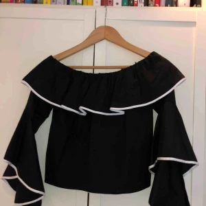  - Off shoulder blus från Zara, använd endast ett fåtal gånger och i mycket bra skick. Säljes pga att den inte kommer till användning.   - Fraktas eller möts upp i Stockholm. 