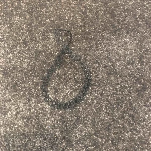  - En svart chocker med spets 