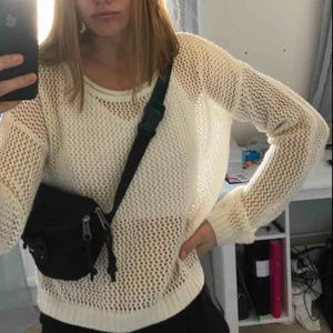  - stickad/fishnettröja från JC, märkt som strl L men skulle säga att den passar alla storlekar, frakt ingår!!