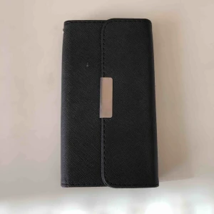  - Ett svart iPhone skal som använts typ 2 ggr och som är i helt perfekt skick! Säljer för att jag inte vill ha d längre bara xD Frakten står inte i priset!! 