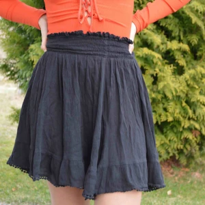  - Bohemian style kjol i svart. Fri frakt 