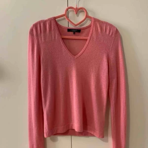  - Tröja från MaxMara Weekend, 100% äkta, storlek s, 100% cashmere, fin skick, ingen fläcka. Finns i Odenplan Stockholm. Kan skicka som vanlig brev eller med spårbar.