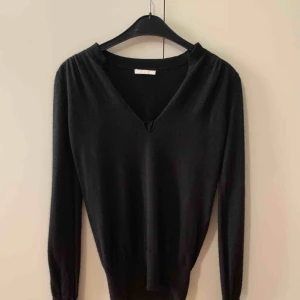  - Tröja från Chloé, 100% äkta, storlek xs, 70% cashmere & 30% silk, fin skick, ingen fläcka. Finns i Odenplan Stockholm. Kan skicka som vanlig brev eller med spårbar.