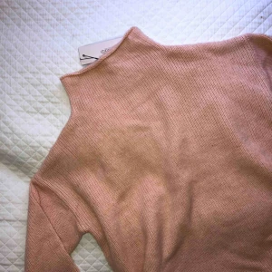  - Säljer denna oanvända tröja med prislappen kvar eftersom att jag har två!!  Står M men skulle säga att den passar mer XS/S! Priser går att diskutera💞💞