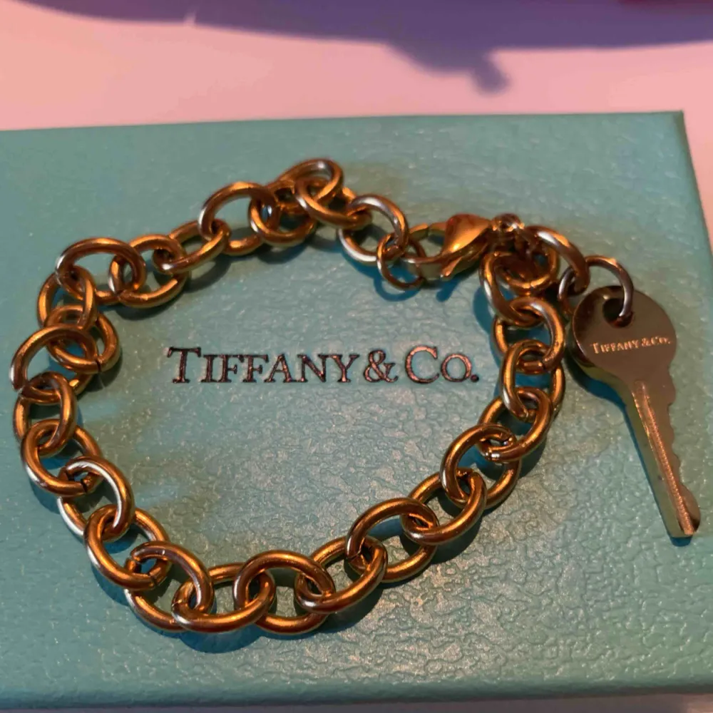 Tiffany armband i guld färg rostfritt stål . Accessoarer.