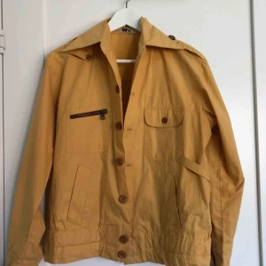  - Supersnygg gul och vårig jacka, köpt från Beyond Retro för 150kr 