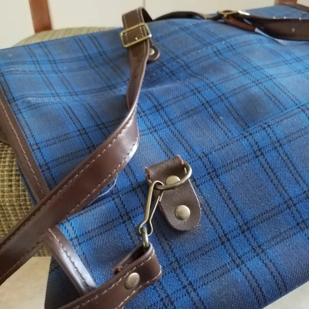 Skolväska/ryggsäck från 60talet i jättefint skick, den lilla dragkedjan krånglar lite annars inga fel. Väskor.