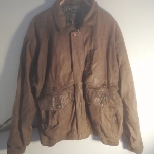  - Brun mockajacka  Mått Höjd 65 cm Bredd 55 cm  Pris 300 kr