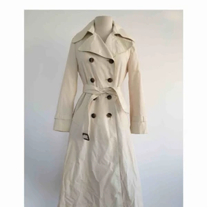  - Vintage trenchcoat med fin passform.  Märke: CC City Coat (vintage). Storlek: 36/38 Skick: Mycket gott. Aldrig använd.  Pris: 400 kronor eller bud.  Frakt: Betalas av köparen. 