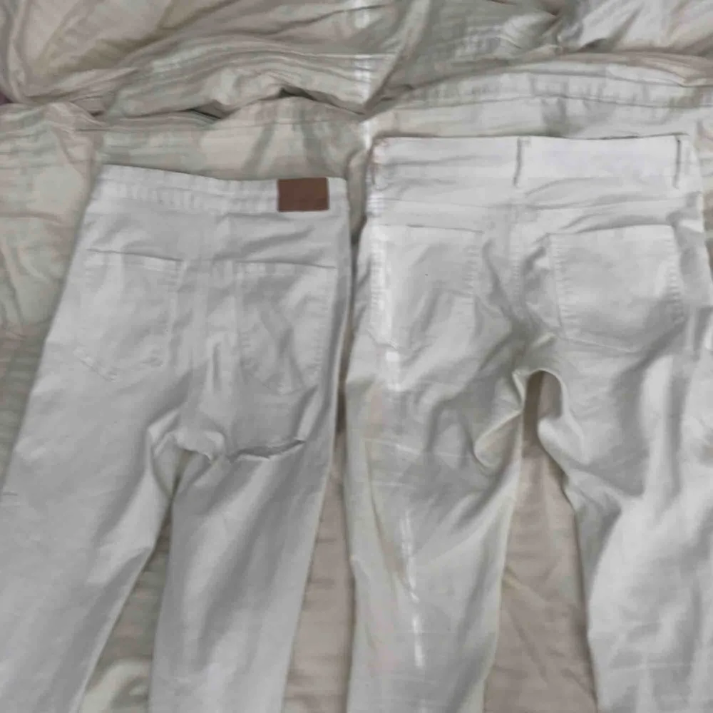 2 st vita jeans låg och högmidjade. Storlek xs i båda! De till vänster är från Ginatricot och är högmidjade,med hål vid knäna men även där bak! Materialet är väldigt stretchingt. De till höger är från Bikbok och är lågmidjade stretchiga jeans.. Jeans & Byxor.
