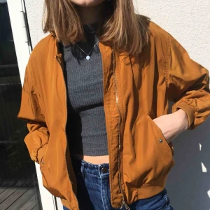  - Fin vårjacka, nästan oanvänd och i bra skick! Frakt står köparen för men om du vill mötas upp finns jag på Söder❣️