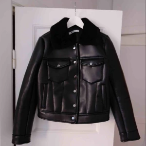  - Jacka från Gina tricot. Vegan leather. Nyskick