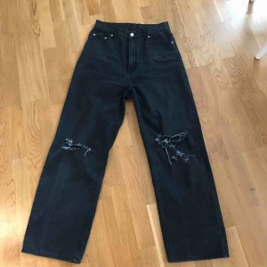  - Säljer tyvärr dessa supersnygga jeans från cheap monday då de är för stora för mig:(((  möts upp i Stockholm annars står köparen för frakt💞💞 pris kan diskuteras!!🥰