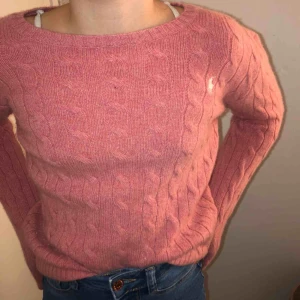  - Fin kabelstickad Polo Ralph Lauren tröja i väldigt bra skick med väldigt fin passform. Använd fåtal gånger. Köpt för 999 kr. 