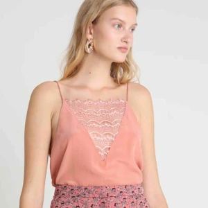  - Aldrig använd  100% silke Djup i ryggen Från costumemade Står för frakt🥰