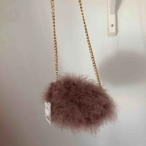  - Fluff rosa Väska från tiamo💕 Knappast använd (prislapp kvar) Står ej för frakt