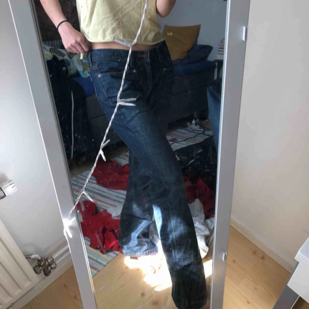 Säljer dessa snygga Levi’s byxorna som är helt för stora. Skitsnygg färg och inte för tjocka i materialet så inte för varma heller! . Jeans & Byxor.