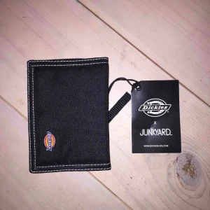  - Helt ny Dickies plånbok. Prislappen kvar.