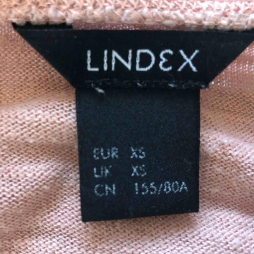 En skön långärmad tröja från Lindex i mysig rosa färg. På andra bilden visas spetsen som sitter längst tröjans kant. Har inga slitningar.   Kan mötas i Bålsta eller frakta. Tar endast emot Swish.  Kunden står för den eventuella frakten.  . Tröjor & Koftor.