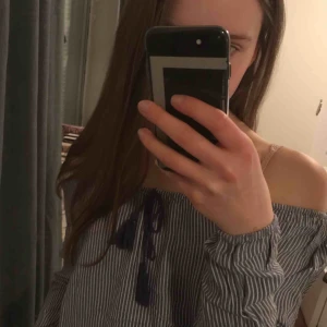  - Snygg off the shoulder top i fint skick. Köparen står för frakt