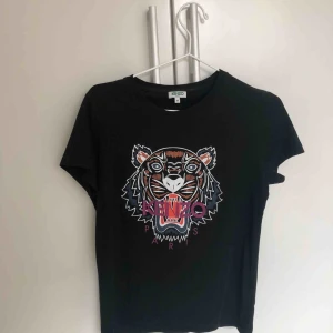  - Aldrig använd kenzo t-shirt i strl M. Små i storlekarna så passar också en XS-S, vilket jag egentligen är. ÄKTA! Har kvar ”bag”