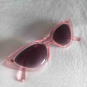  - Snygga brillor i genomskinlig rosa färg💕💖👙🌸  11 kronor frakt tillkommer :))