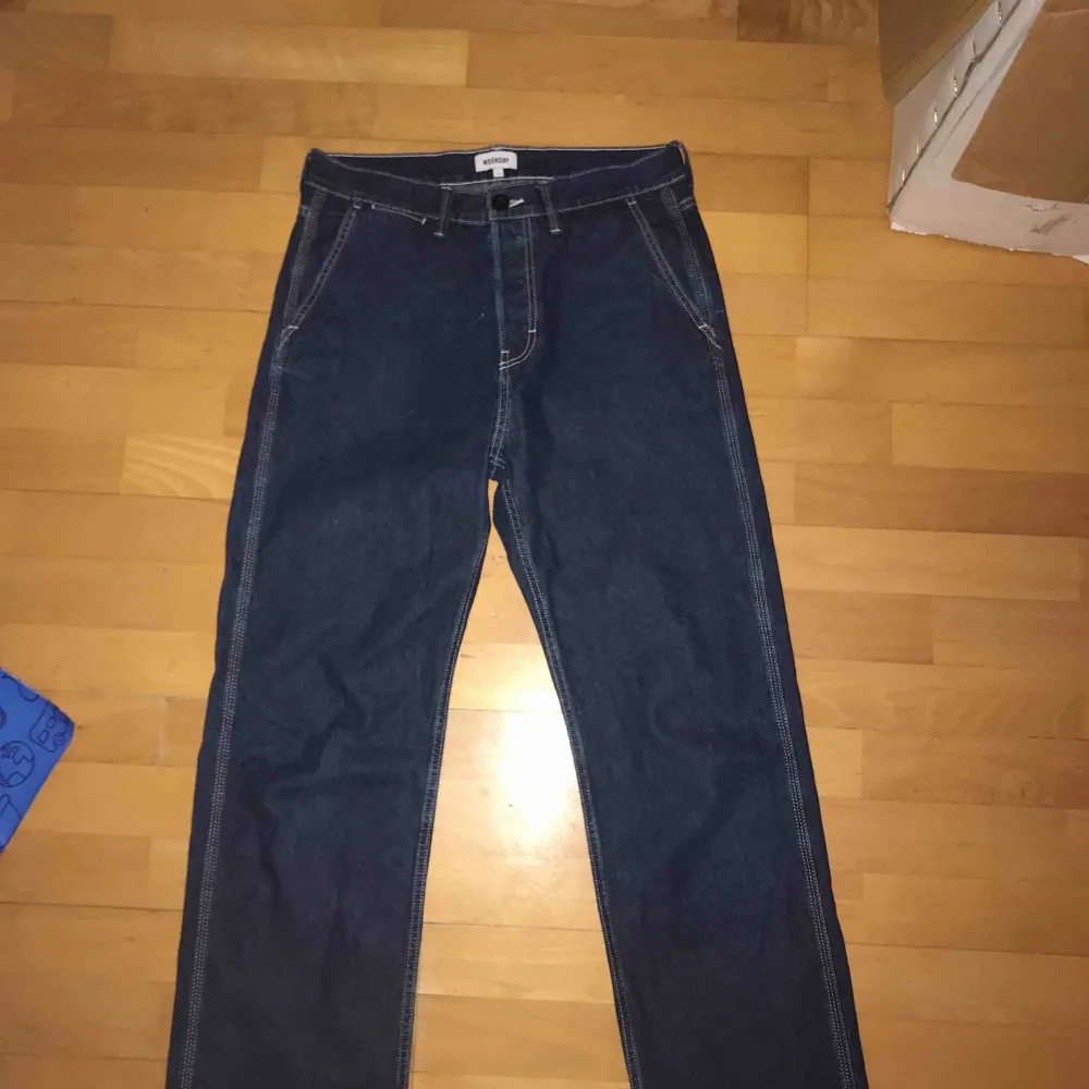 Blå Weekday jeans med vita sömmar Midjemått ca 86cm Innebenslängd 80. Jeans & Byxor.