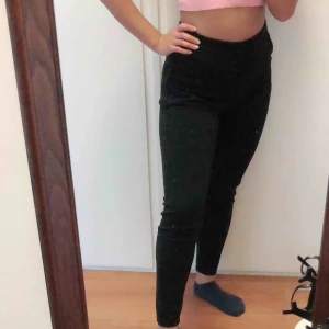  - Svarta byxor med dragkedjor på baksidan - oanvänt - endast prova - storlek: onesize (jag har S i storleken) - köparen står för frakt