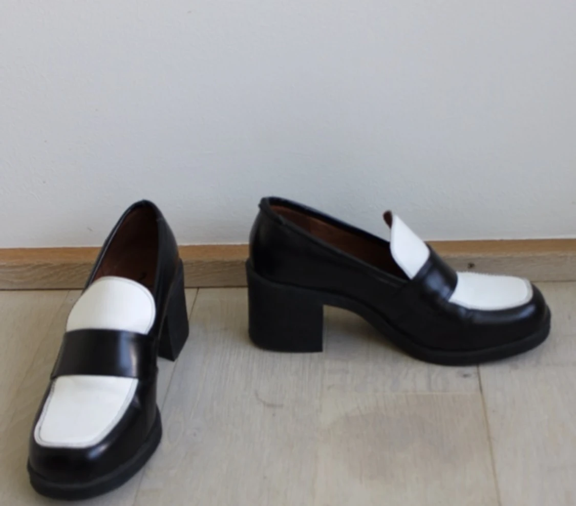 60-tals inspirerad klacksko från Nilson - 7cm klack . ~oanvända~