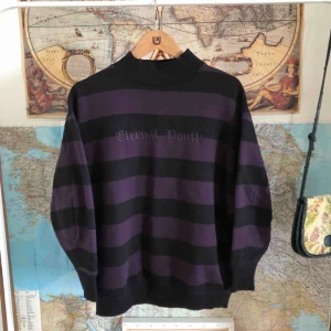  - Oversize tröja från Weekday med texten Eternal Youth. I superskick! Frakt tillkommer.