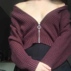  - stickad tröja med trendig dragkedja. går att ha på många olika sätt, själv gillar jag att ha den som på bilderna! OBS! fraktar ej, möts upp i stockholm💓