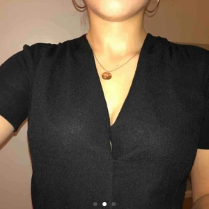  - fin, och classy svart urringad topp, fin under blazer eller som den är  köpt från zara använd fåtal gånger