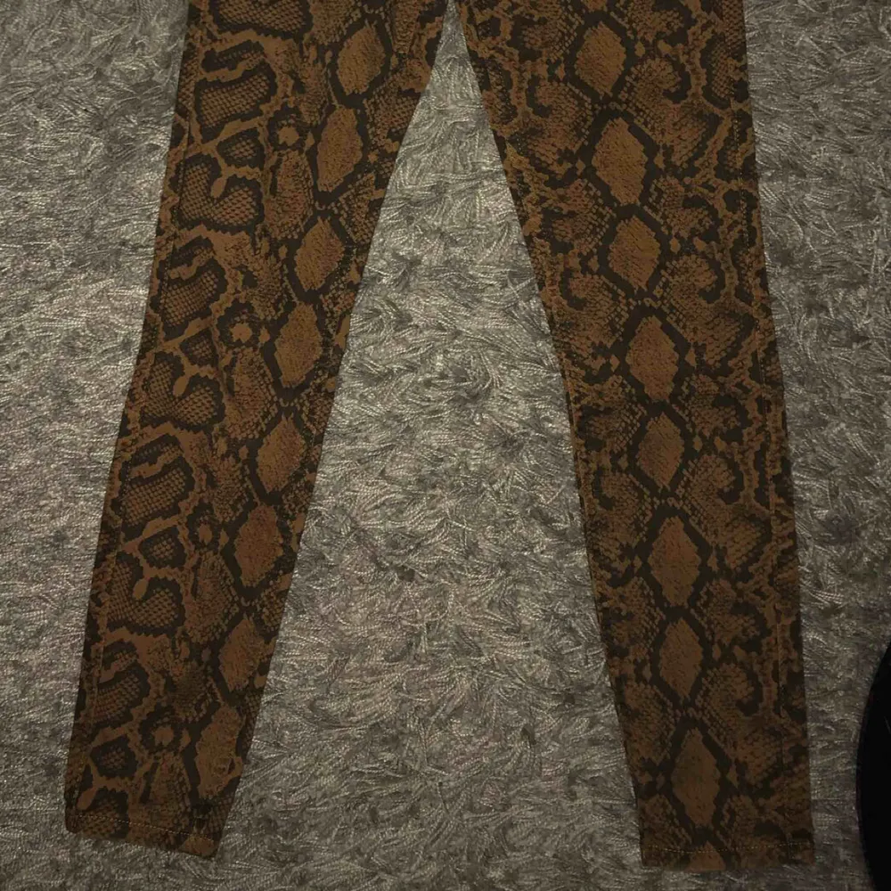 snake pants från zara aldrig använda endast provade med lappar kvar! de är bruna som på bild 2 ungefär. 💜FRI FRAKT💜. Jeans & Byxor.