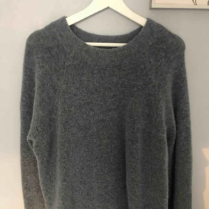  - Jättefin stickad tröja från Samsoe Samsoe, helt ny! Färgen är grå/duvblå. Köparen står för frakt! 💓