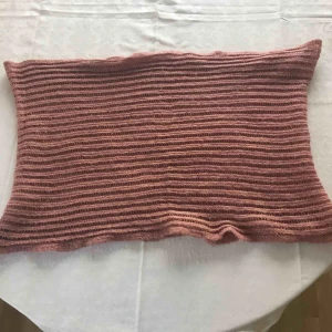  - Vacker tubhalsduk från Lindex i gammelrosa färg med glittertråd.