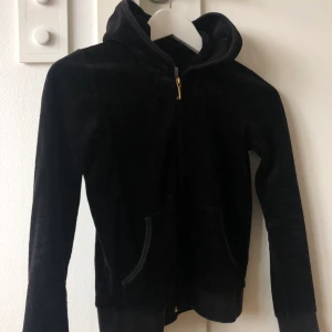 Juicy Couture✨💗 - ✨Fin tröja från Juicy Couture!✨ Svart med rosa dryck bak. I storlek L child vilken motsvarar xxs ungefär! 