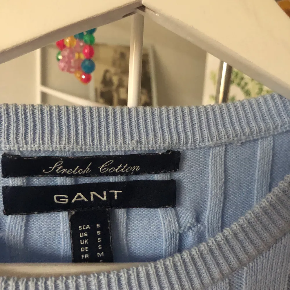 Säljer denna kabelstickade tröja från Gant i världens härligaste färg! Använd ca 3 ggr 🤍 Kan stylas som på sista bilden eller lite mer y2k preppy! Frakt inkl och pris kan diskuteras vid snabb affär! Nypris: 899:-. Stickat.