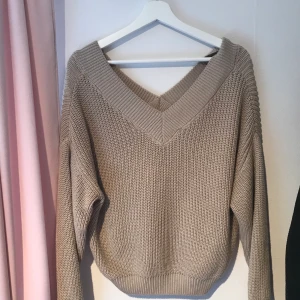Beige stickad tröja  - välanvänd tröja i fint skick från nakd