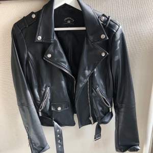 ”Skinnjacka” från Crocker - Fake skinnjacka från Crocker i nyskick.