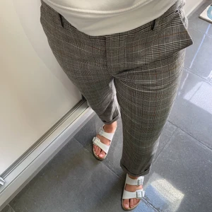 Rutiga byxor - Snygga rutiga byxor med ”straight leg”. Väldigt fint skick!<3 Vi bjuder på frakten!!!!