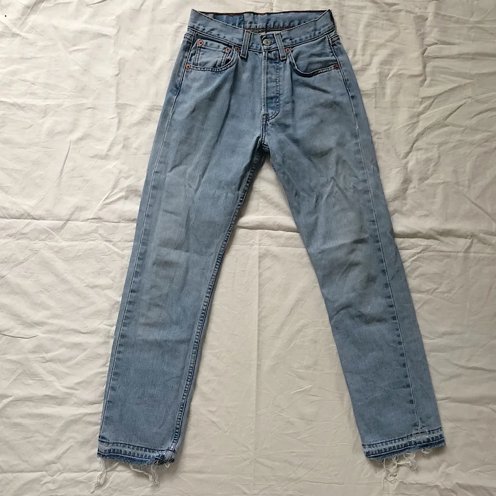 Vintage Levis 501:or. Jeansen är i super fint skick! 😍 w26 l30. Passar xs. 64 cm i midjan och 73 cm långa innerben. 🌸 Alla priser är förhandlingsbara. Postar inom 2 dagar. Alla bud är välkomna! Tar betalt via swish eller plick-safe 🌸. Jeans & Byxor.