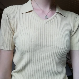 Ribbad vintage piké  - En väldigt trendig vintage ribbad pikéliknade tröja. V-ringad med en liten krage. Från Mari Phillipe I storlek S. Mycket gott skick. Färgen stämmer bäst överens med tredje bilden. Frakt tillkommer. Bara att skriva om ni har några andra frågor😊